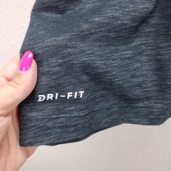 The Nike Tee Dri-Fit short sleeve Just Do It graphic t-shirt crewneck boxy fit - Picture 3 of 11